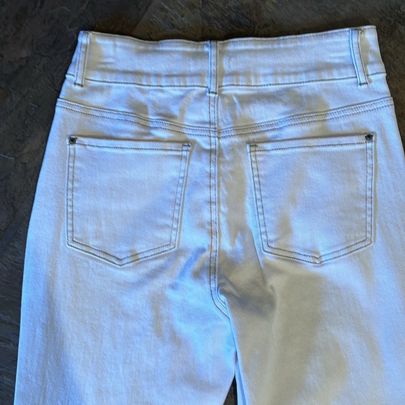 Fabulous Luxe Moda white jeans with zippers at bottom with incredible beading. 8 - Picture 5 of 6